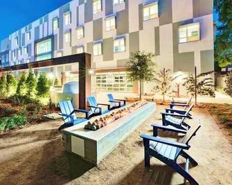 Modern Luxury Condo Fully Furnished in Mountain View, CA - Close to Stanford & Google Pool, Gym and Hot Tub - Mountain View - Patio