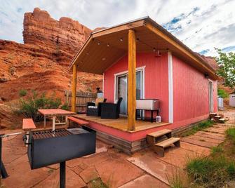 Charming Red Cliff Cabin in Monument Valley - Oljato-Monument Valley - Patio