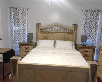 Cheerful 3-bedroom home with pool - River Park - Bedroom