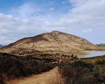 4beds 2.5baths 5min. drive to Rancho Bernardo Inn, Clubhouse, Starbucks, etc,. - סן דייגו - בניין