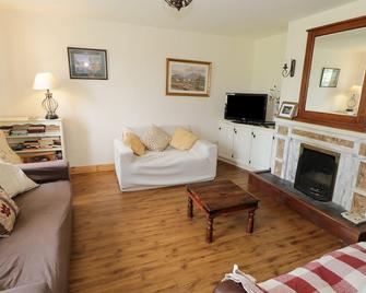 Lough Mask Road Fishing Lodge - Cong - Living room