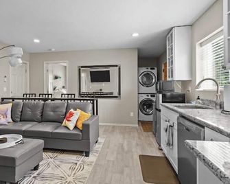 Eco-Friendly Guest House with Privacy & Charm - Keizer - Sala de estar