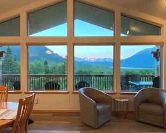 AlaskanTreasure-Amazing Mountain and Lake Views - Cooper Landing - Living room
