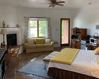 Adorable Casita W/Fireplace - Walking distance to Tubac Resort-Self Check-In - Tubac - Living room