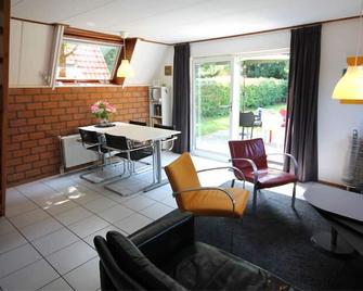 Cozy house in a holiday park in Sint Nicolaasga / Langweer (Free Wifi) - Sint Nicolaasga - Sala de estar