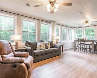 Charming Cottage Steps From Castle Rock Lake - Pet Friendly - Arkdale - Sala de estar