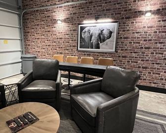 Luxury Downtown Home with View of the Stadium - Tuscaloosa - Lounge