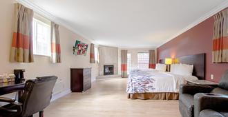Red Roof Inn & Suites Monterey - Monterey - Yatak Odası