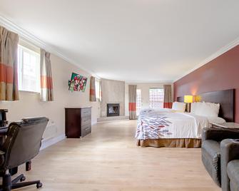 Red Roof Inn & Suites Monterey - Монтеррей - Спальня