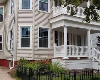 Spacious 2 Bedroom apartment close to Yale Bowl - New Haven - Building