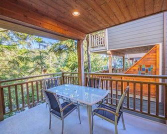 The Perch Modern 2 Bed Cabin With Patio - Ucluelet - Balkón