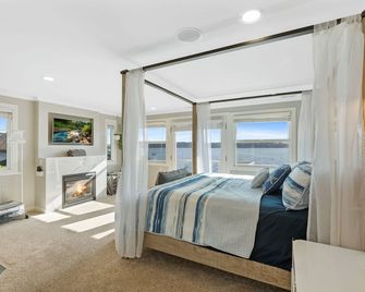 Relaxing 4 bed, 4 bath, + private studio lakefront home on Lake Stevens! - Lake Stevens - Bedroom
