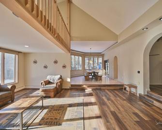 Tranquil Retreat: Rustic Cabin with Creek, Indoor Pool, and Theater Room - Canadensis - Living room