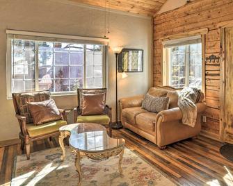 Tasteful Log Cabin Retreat on Lake Pagosa! - Pagosa Springs - Living room