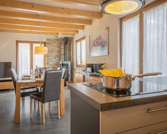 Beautiful private villa for 6 people with WIFI, TV, terrace, pets allowed and parking - Chamoson - Comedor