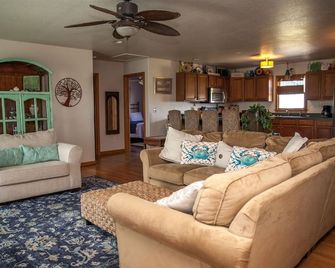 Austin's Pointe is just a short walk to the beach. Ocean and sound views. - Hatteras - Living room
