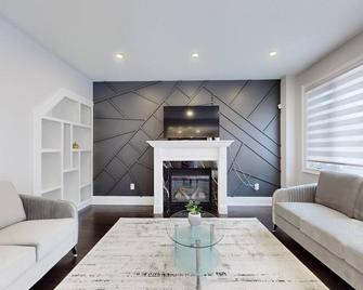 Custom & Luxurious Residence - Ajax - Living room