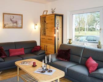 Awesome Home In Müllenbach With Kitchen - Müllenbach - Sala de estar