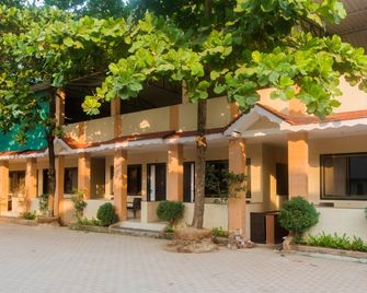 Hotel O Manori Resort - Mumbai - Building