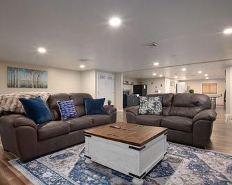 The Lake Loft: Minutes from Lake Shelbyville & Above Game On - Shelbyville - Sala de estar