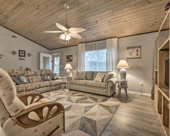 Crystal River Home w/ Dock, 1 Mile to Boat Launch - Crystal River - Obývací pokoj