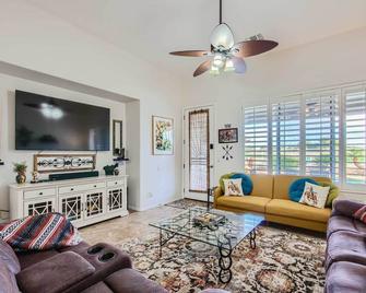 Heated Pool, Gas Grill and Yard Phoenix Retreat! - Avondale - Living room