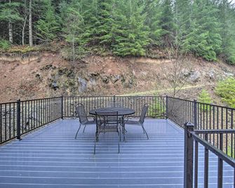 Chic Farmhouse with Creek in Heart of Wine Country! - McMinnville - Balcony