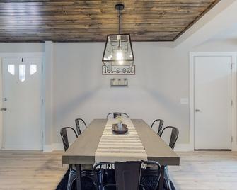 Steps to the HOF-Football Fans Dream Stay - Canton - Dining room