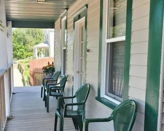Coffee Street Inn - Lanesboro - Balcón