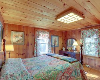 Dog-Friendly Burnsville Cabin Rental Near Hiking! - Burnsville - Bedroom