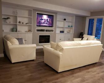 Bobcaygeon Executive. Sturgeon Lake Waterfront - Kawartha Lakes - Bobcaygeon - Huiskamer