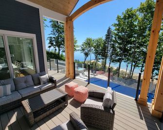 newly built house, beachfront, heated saltwater pool always 85°! - Ludington - Balcón