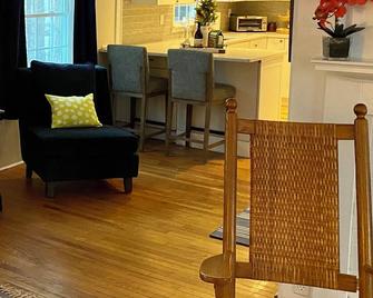 Cozy Cape. Guest favorite. 2-bedroom house close to downtown Peterborough, NH - Peterborough