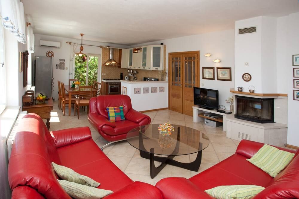 Holiday Home Lukrecia, for 9, Private Po - Supetar - Stue