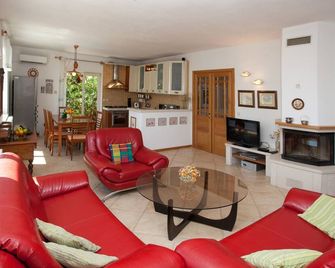 Holiday Home Lukrecia, for 9, Private Po - Supetar - Huiskamer