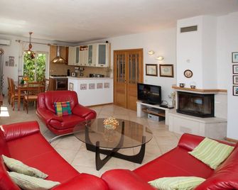 Holiday Home Lukrecia, for 9, Private Po - Supetar - Stue