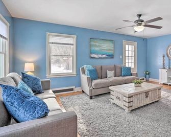 Rural Oswego Cottage on 50-Acre Orchard & Farm! - Oswego - Huiskamer