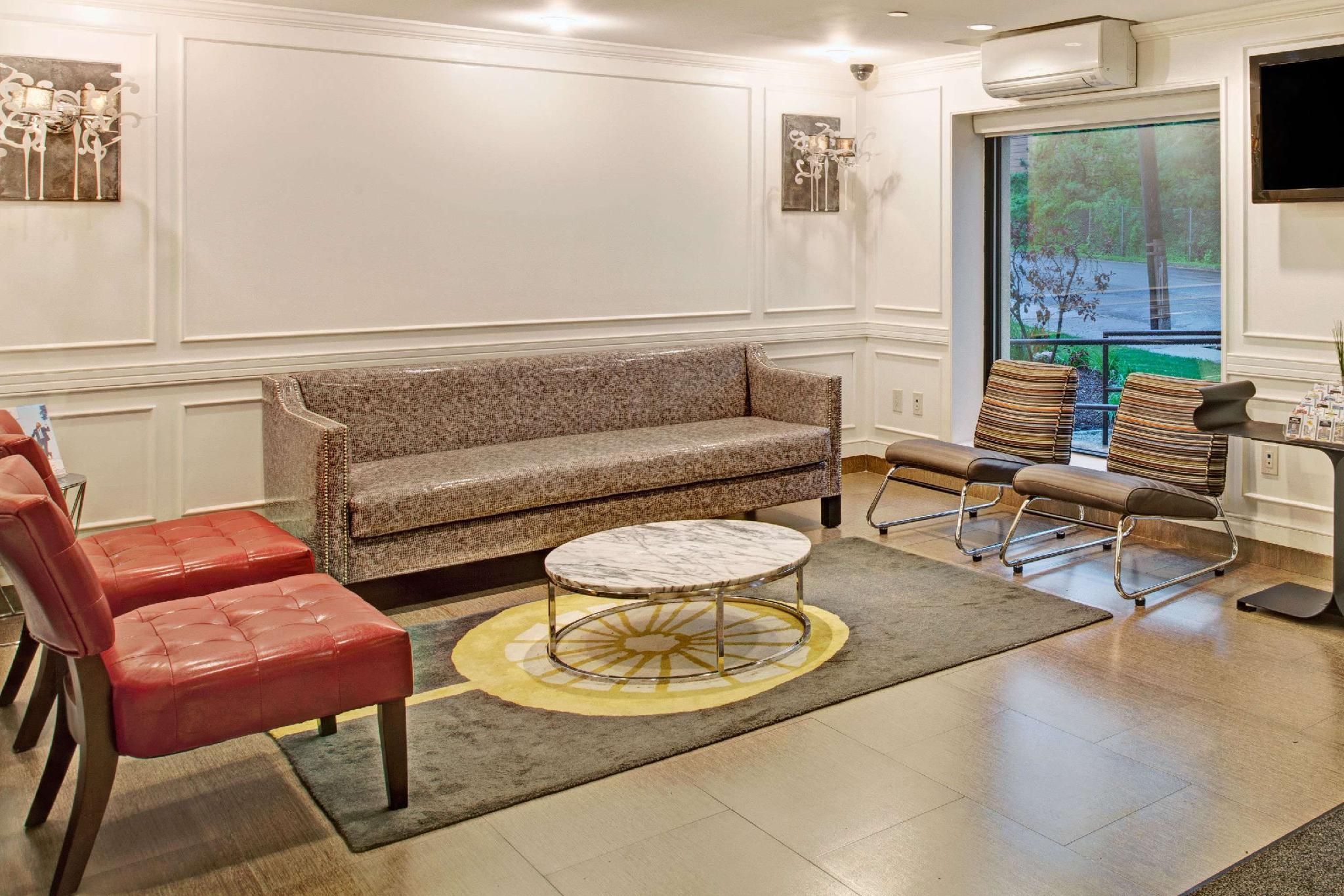 Ramada by Wyndham Staten Island - Staten Island - Vestíbul