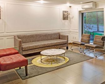 Ramada by Wyndham Staten Island - Staten Island - Vestíbul