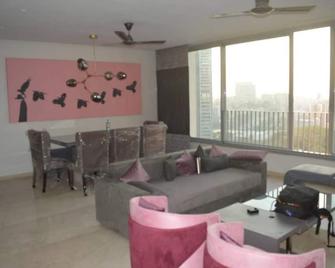 City View Premium in Esquire - Oberoi Garden City - Mumbai - Wohnzimmer