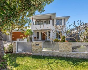 Ocean Blue - 5 Bedroom Pet-Friendly Beachside Home - Kingscliff - Gebäude