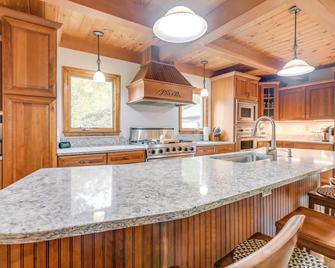 Milton Hidden Gem with Pool, Hot Tub and Fireplace! - Milton - Kitchen