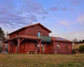 Holiday house for rent in Auvergne - Saint-Bonnet-le-Chastel - Edificio