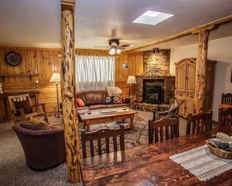 Encanto Lodge - Downtown Chama 1 Block From Train - Chama - Living room