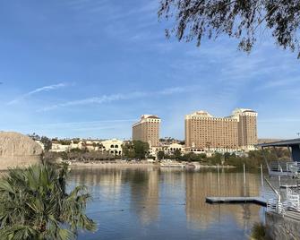 3 bedroom, 2 bath 1 min walk to the beach - Bullhead City - Outdoors view