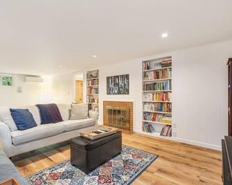 Perch - Wedgwood Haven - Seattle - Living room