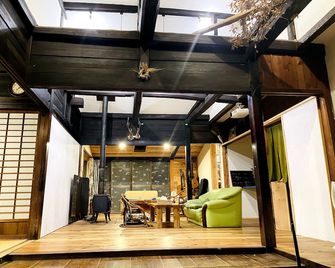 Guesthouse Voketto - Hostel - Kawanehon - Living room