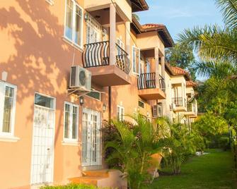 2 Bdrm Apartment At Runaway Bay - Runaway Bay - Building
