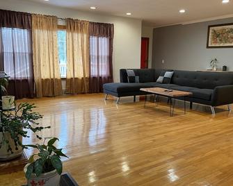 Close to BTV international Airport and 5mins to UVM college - South Burlington - Living room