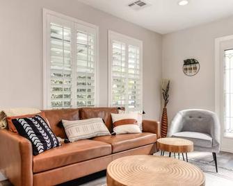 Charming Home, near beautiful park and tennis courts! - Roseville - Living room